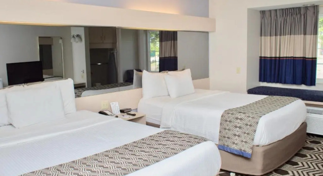 Четырёхместный номер Deluxe Microtel Inn by Wyndham Janesville