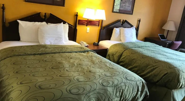 Четырёхместный номер Standard Clairmont Inn & Suites Warren