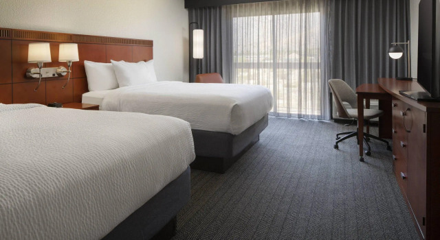 Четырёхместный номер Standard Courtyard by Marriott Palm Springs