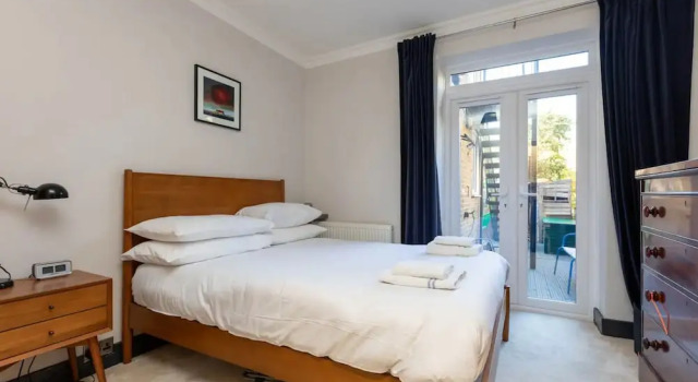 Stylish 2 Bedroom Flat With Large Private Garden, Забронировать Отель Отели Англии 3 звезды, 3*