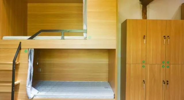 Кровать в общем номере (женский номер) Lijiang Baisha There International Youth Hostel