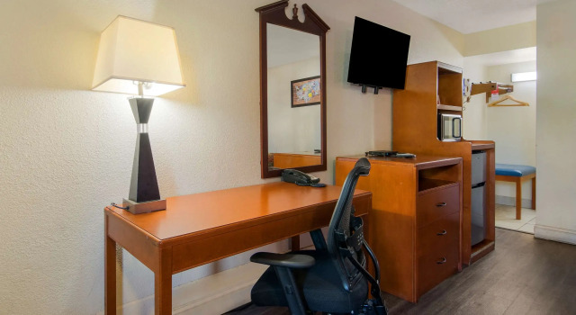 Четырёхместный номер Standard Econo Lodge Goldsboro Hwy 70