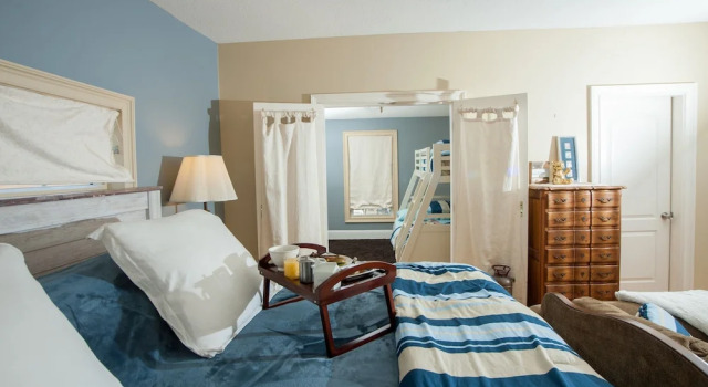 Люкс с 2 комнатами с балконом Naomis Inn Bed & Breakfast
