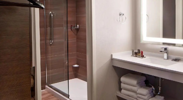 Четырёхместный клубный номер Standard Minneapolis Marriott Southwest