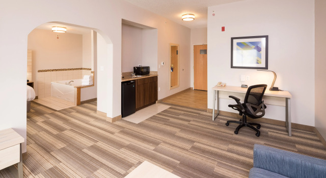 Holiday Inn Express Hotel & Suites Grand Blanc, Buchen Sie Hotel Grand Blanc Michigan
