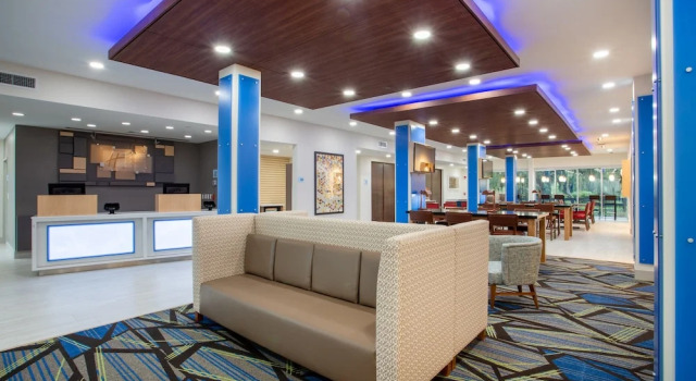 Holiday Inn Express & Suites Deland South by IHG