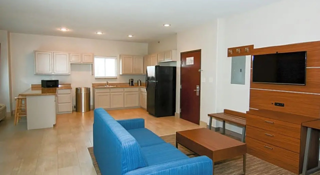 Двухместный люкс с 2 комнатами Holiday Inn Express Hotel & Suites New Boston by IHG