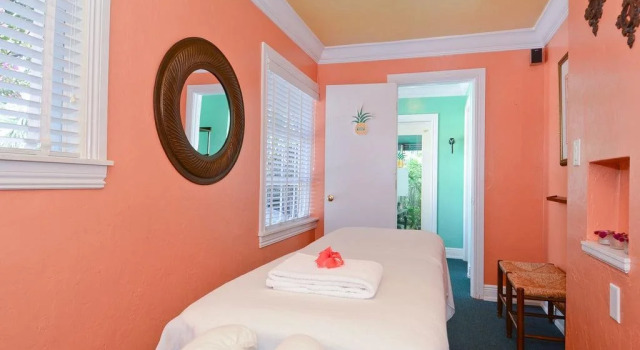 Pineapple Point Guest House, Varaa Matkakoti Hotellit Broward County uima-altaalla, Uima-allas