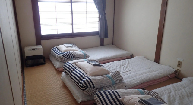 Кровать в общем номере (мужской номер) Guest House Shikotsu Kamui - Hostel
