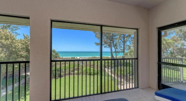 Sea Grape Inn8- BEACHFRONT Property