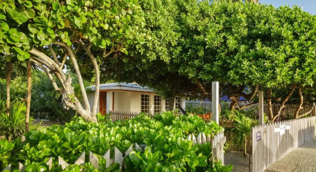 Люкс Weezies Ocean Front Hotel and Garden Cottages