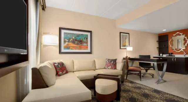 Четырёхместный номер Standard Embassy Suites by Hilton Knoxville West