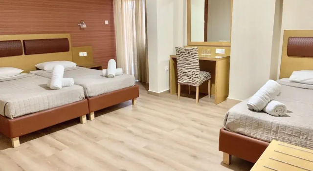 Трёхместный номер Standard с балконом Hotel Flisvos