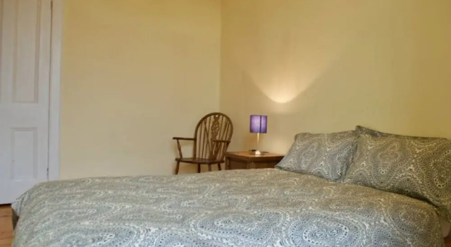 2 Bedroom Bright City Centre Flat Sleeps 4, Забронировать Апартаменты/квартира Бротон Эдинбург, рядом с Железнодорожный вокзал Эдинбург-Уэверли