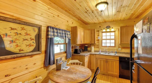 Коттедж Deadwood 'wolf Cabin' w/ Fire Pit & Grill