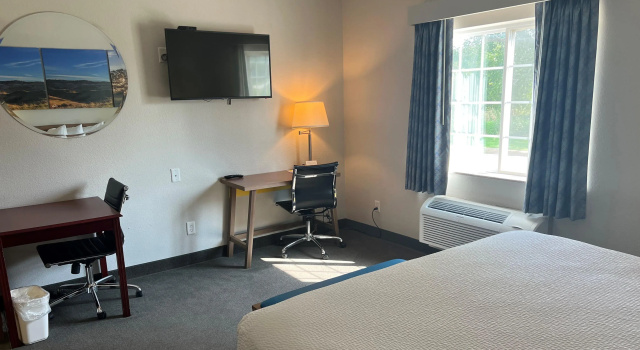 Days Inn & Suites by Wyndham Columbus NE, Reserva ahora Hotel Hoteles en Nebraska con aparcamiento, Aparcamiento