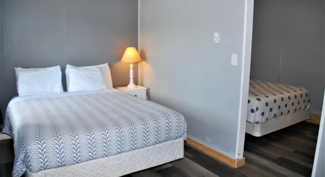 Четырёхместный номер Standard с видом на озеро Jasper Way Inn Resort & Campground