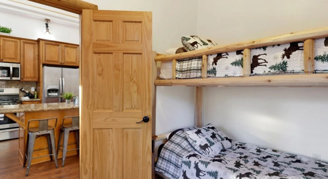2070-five Bears Cabin 6 Bedroom Home by Redawning
