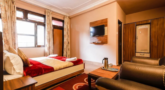 Номер Standard с балконом и с частичным видом Varuni Gd Hotel Mcleodganj