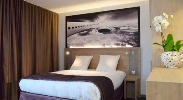 Кровать в общем номере Best Western Les Aureliades Saint Nazaire