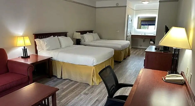 Четырёхместный номер Executive Holiday Inn Express Hotel & Suites San Dimas by IHG