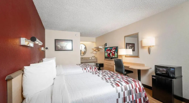 Четырёхместный номер Deluxe Red Roof Inn Greenville