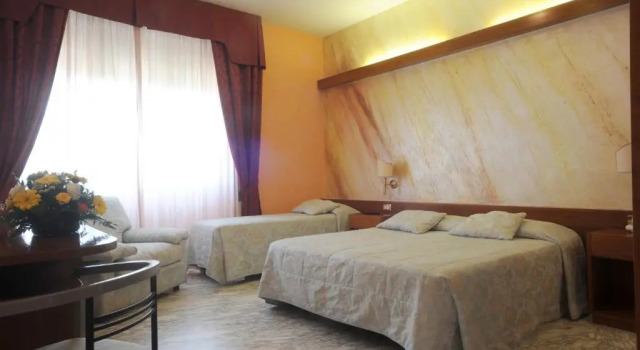 Трёхместный номер Hotel Excelsior