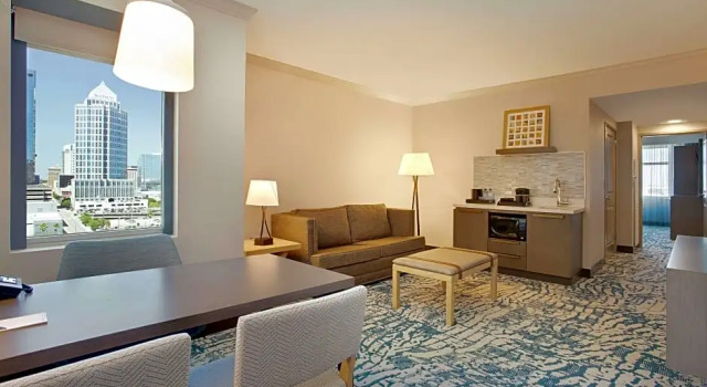 Четырёхместный люкс Accessible Large Corner Embassy Suites by Hilton Tampa Downtown Convention Center
