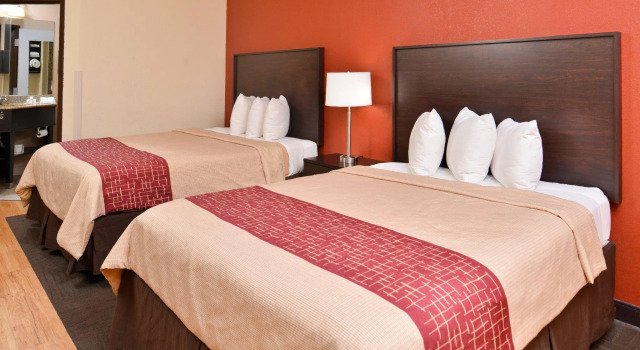 Четырёхместный номер Deluxe Red Roof Inn & Suites Columbus - West Broad