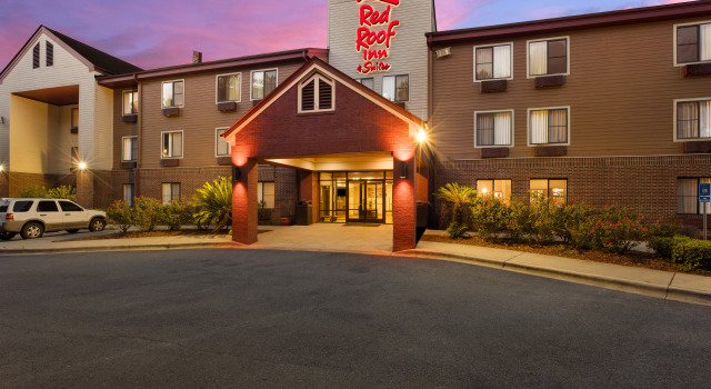 Red Roof Inn & Suites Savannah Airport, Book Hotel Hoteller i Pooler med pool, Swimmingpool