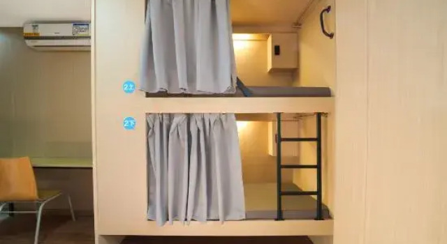Кровать в общем номере (мужской номер) Yikexing Youth Hostel (Hangzhou Xiasha Media College)