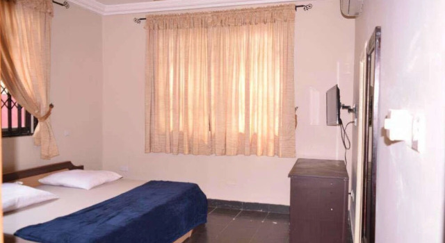 New Page Guest House, Book Pension Hoteller i Greater Accra med parkering, Parkering