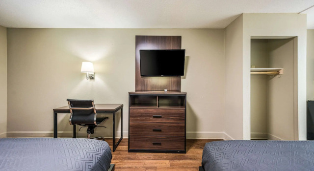 Четырёхместный номер Standard Econo Lodge Inn & Suites Huntsville University Area