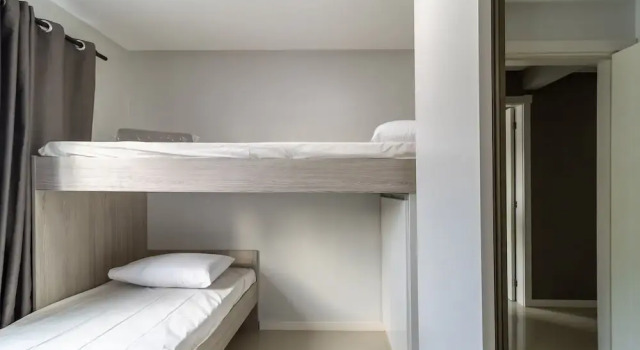 Apartment with bathtub near the beach YVD1301