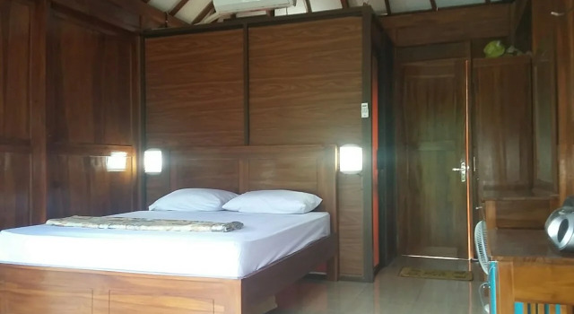 Rumah Kayu Pinggir Kali