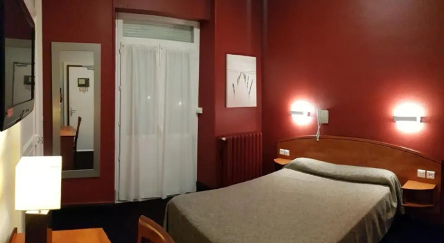 Hotel de La Paix, Забронировать Отель Олорон-Сент-Мари Pyrénées-Atlantiques, рядом с Шоколадная фабрика Lindt