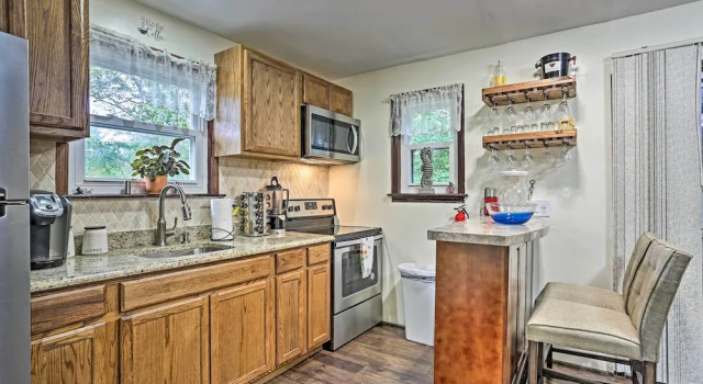 15 Mi to Camelback Ski Resort: Home w/ Deck!, Book Feriehus Sommerhuse i Pennsylvania, Hytte