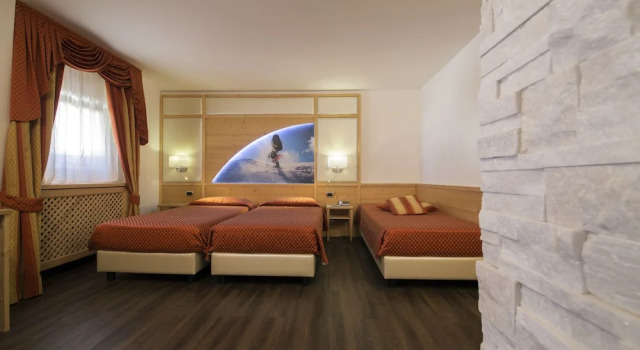 Трёхместный номер Standard с балконом Hotel Touring