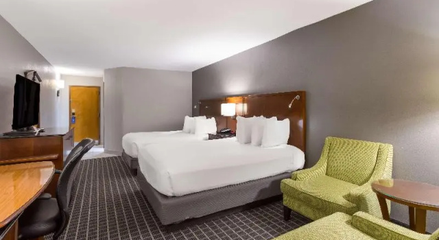 Четырёхместный номер Standard с балконом SureStay Plus Hotel by Best Western Greenwood