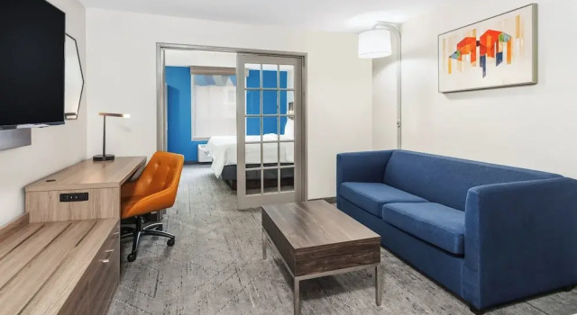 Люкс c 1 комнатой Holiday Inn Express Hotel & Suites Bloomington-Normal University Area by IHG