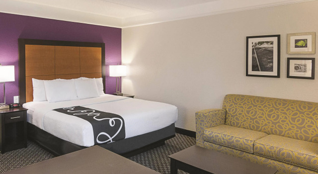La Quinta Inn & Suites by Wyndham Orlando Airport