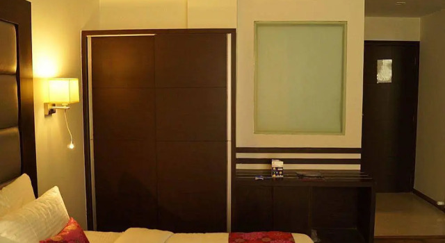 Veronica Hotel, Забронировать Отель Недорогие отели Вадодара, рядом с Железнодорожный вокзал Вадодара, недорого