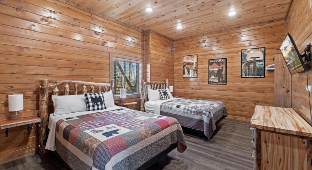 Smokey Treats 5 Bedroom Cabin by RedAwning