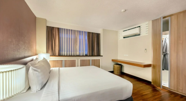 Номер Standard с 2 комнатами с балконом Bandara Silom Suites