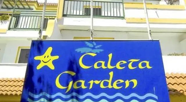 Кровать в общем номере Caleta Garden
