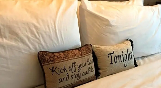 Двухместный люкс Cedar Stables Inn & Suites