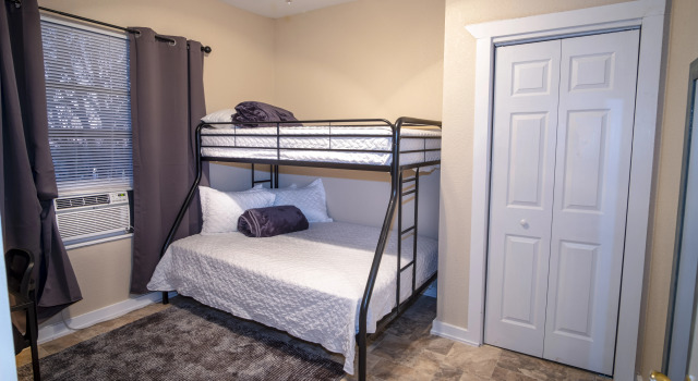 Cozy Downtown Guest House 2br/1ba Sleeps 8, Book Pension Gæstehuse i Bexar County, Pension