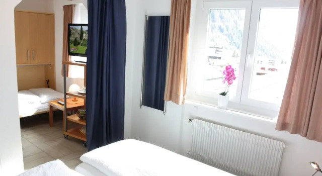 Трёхместный семейный номер Standard c 1 комнатой Hotel Paradis-Leukerbad-Therme