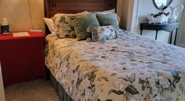 Четырёхместный люкс Classic Strong House Inn