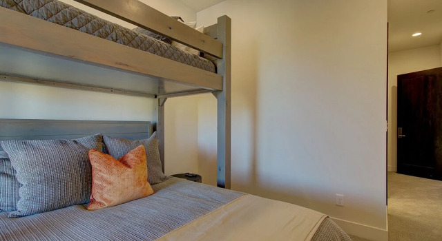 Juniper Landing 3 Bedroom by Avantstay Condo in Park City Mountain Resort w/ Pool, Hot Tub & Gym, Забронировать Курортный отель Парк-Сити Deer Valley - The Canyons, рядом с Полет над каньонами